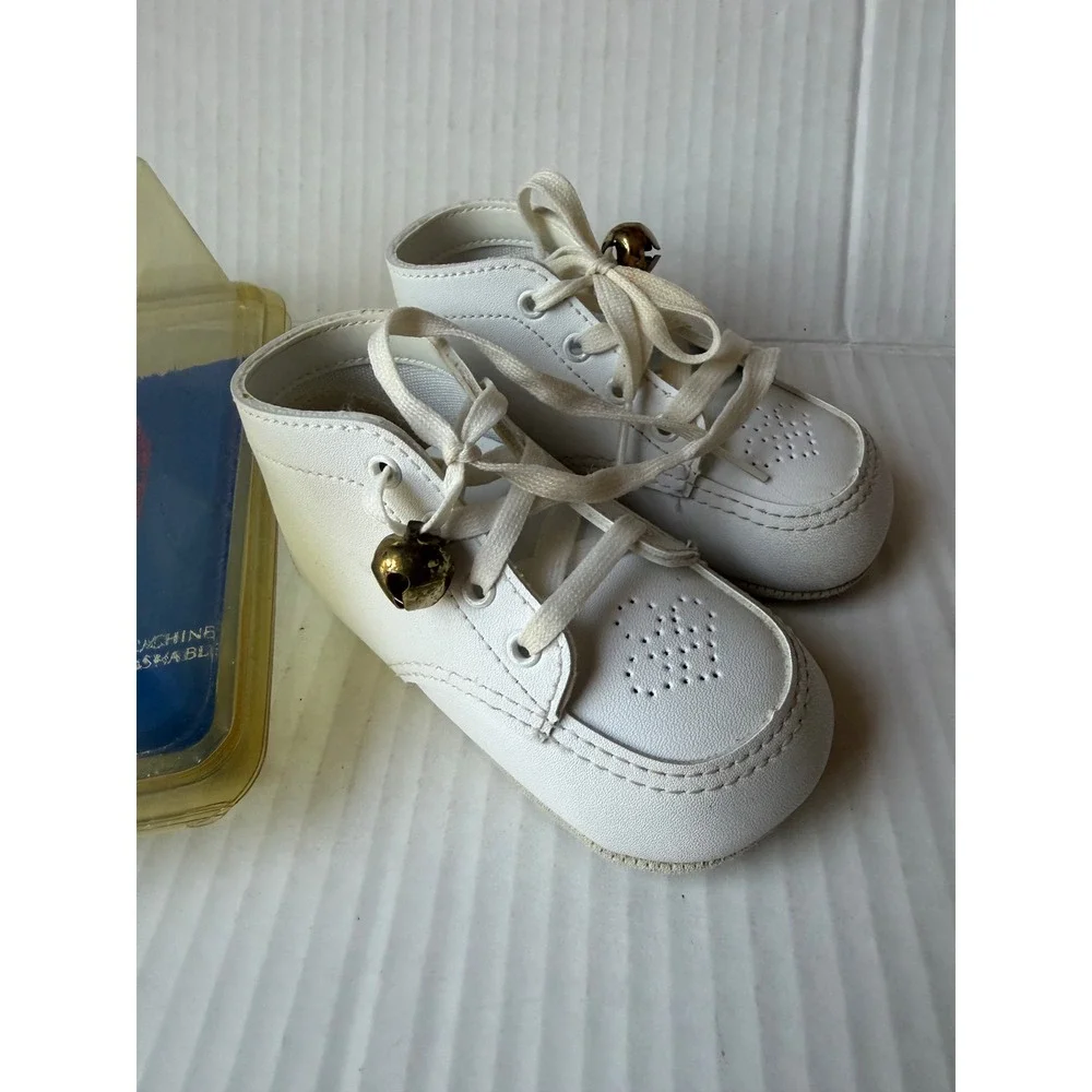 No Bear Feet Vintage White Baby Walking Shoes Size 3 High Top Lace Up Gold Bells